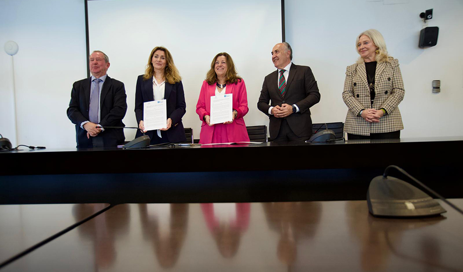 La consejera de Desarrollo Educativo, María del Carmen Castillo, y la secretaria de la Asociación de Grandes Industrias del Campo de Gibraltar, Pilar Cañete, muestran el protocolo firmado.